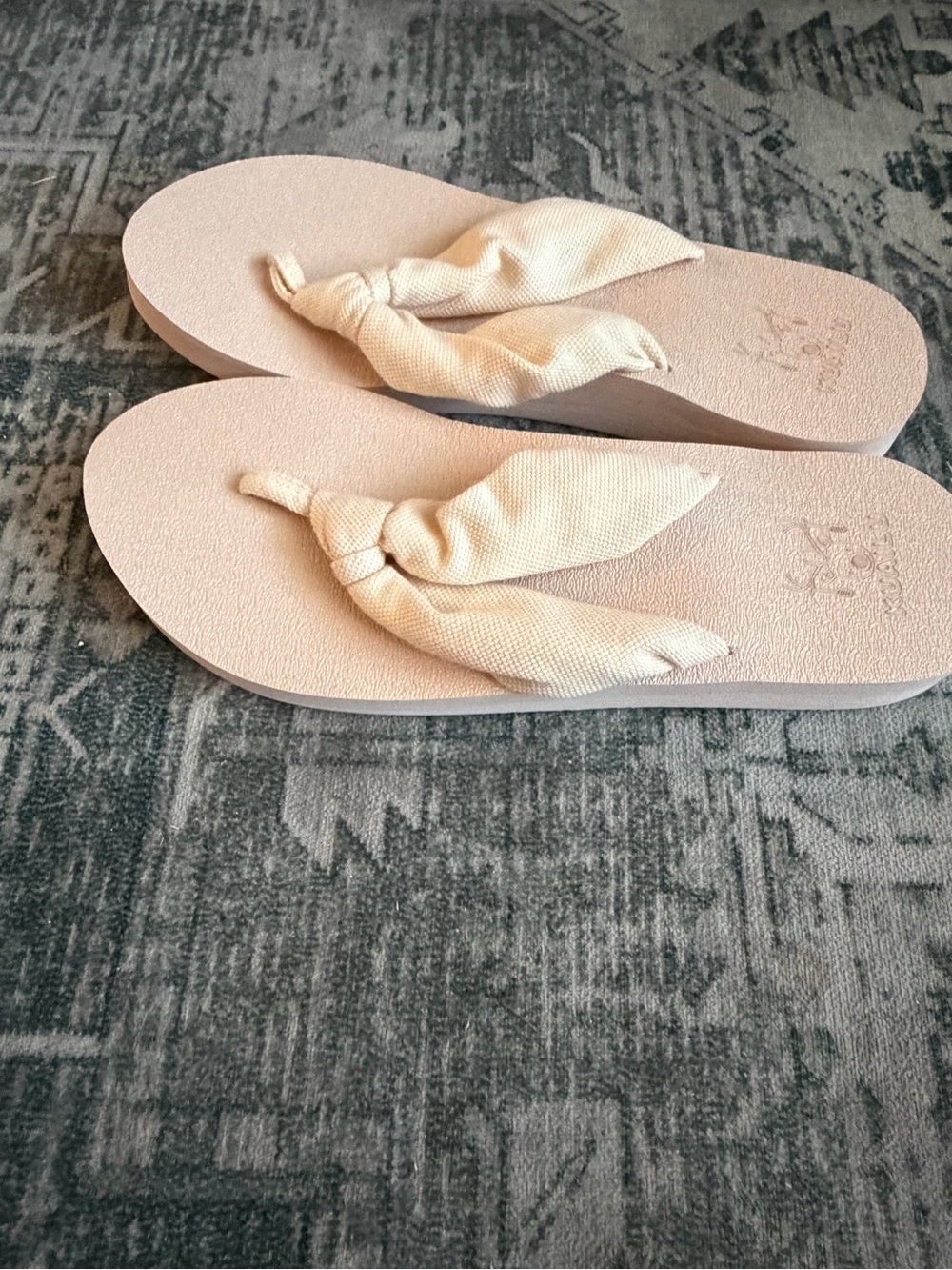 KuaiLu Women's Cream Knot-Front Flip Flops size 9